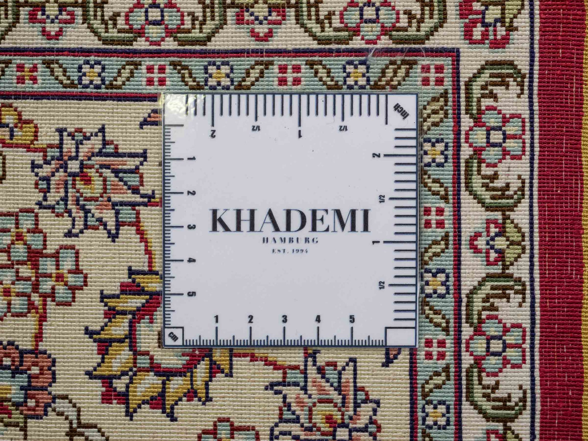 Sehr feiner, handgeknüpfter Khademi Orientteppich mit Ghom Design aus reiner Seide, rot, creme. 185x124 cm. Vertrieb durch Jupiter Intl.