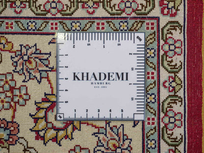 Sehr feiner, handgeknüpfter Khademi Orientteppich mit Ghom Design aus reiner Seide, rot, creme. 185x124 cm. Vertrieb durch Jupiter Intl.
