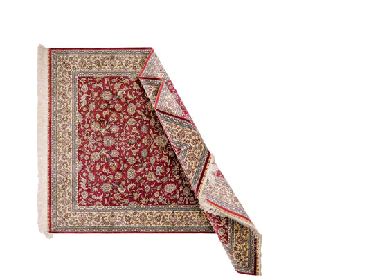 Sehr feiner, handgeknüpfter Khademi Orientteppich mit Ghom Design aus reiner Seide, rot, creme. 185x124 cm. Vertrieb durch Jupiter Intl.