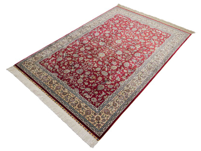 Sehr feiner, handgeknüpfter Khademi Orientteppich mit Ghom Design aus reiner Seide, rot, creme. 185x124 cm. Vertrieb durch Jupiter Intl.
