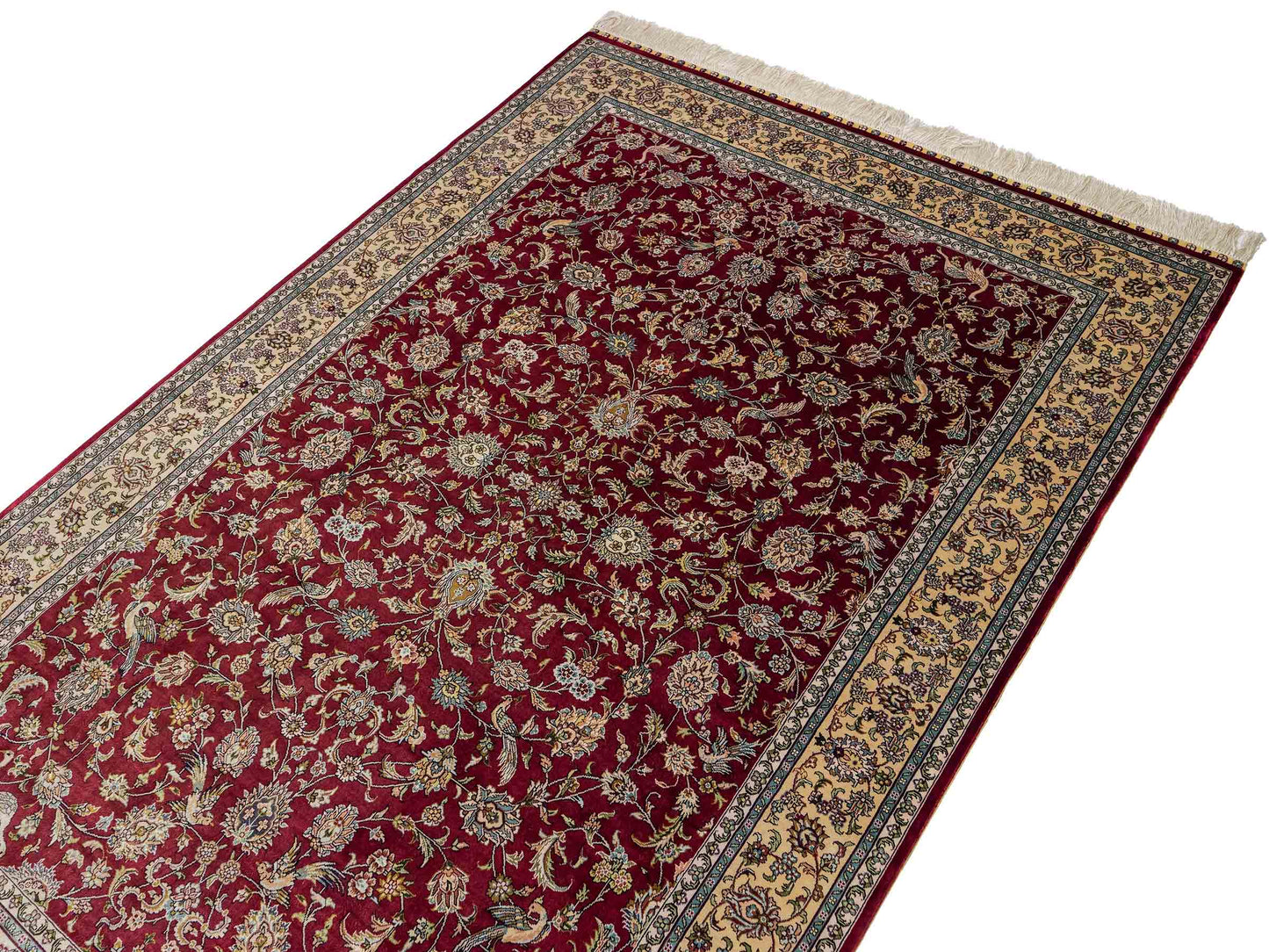 Sehr feiner, handgeknüpfter Khademi Orientteppich mit Ghom Design aus reiner Seide, rot, creme. 185x124 cm. Vertrieb durch Jupiter Intl.