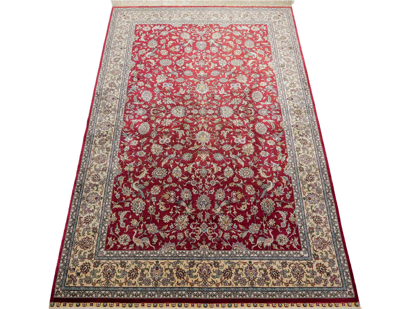 Sehr feiner, handgeknüpfter Khademi Orientteppich mit Ghom Design aus reiner Seide, rot, creme. 185x124 cm. Vertrieb durch Jupiter Intl.