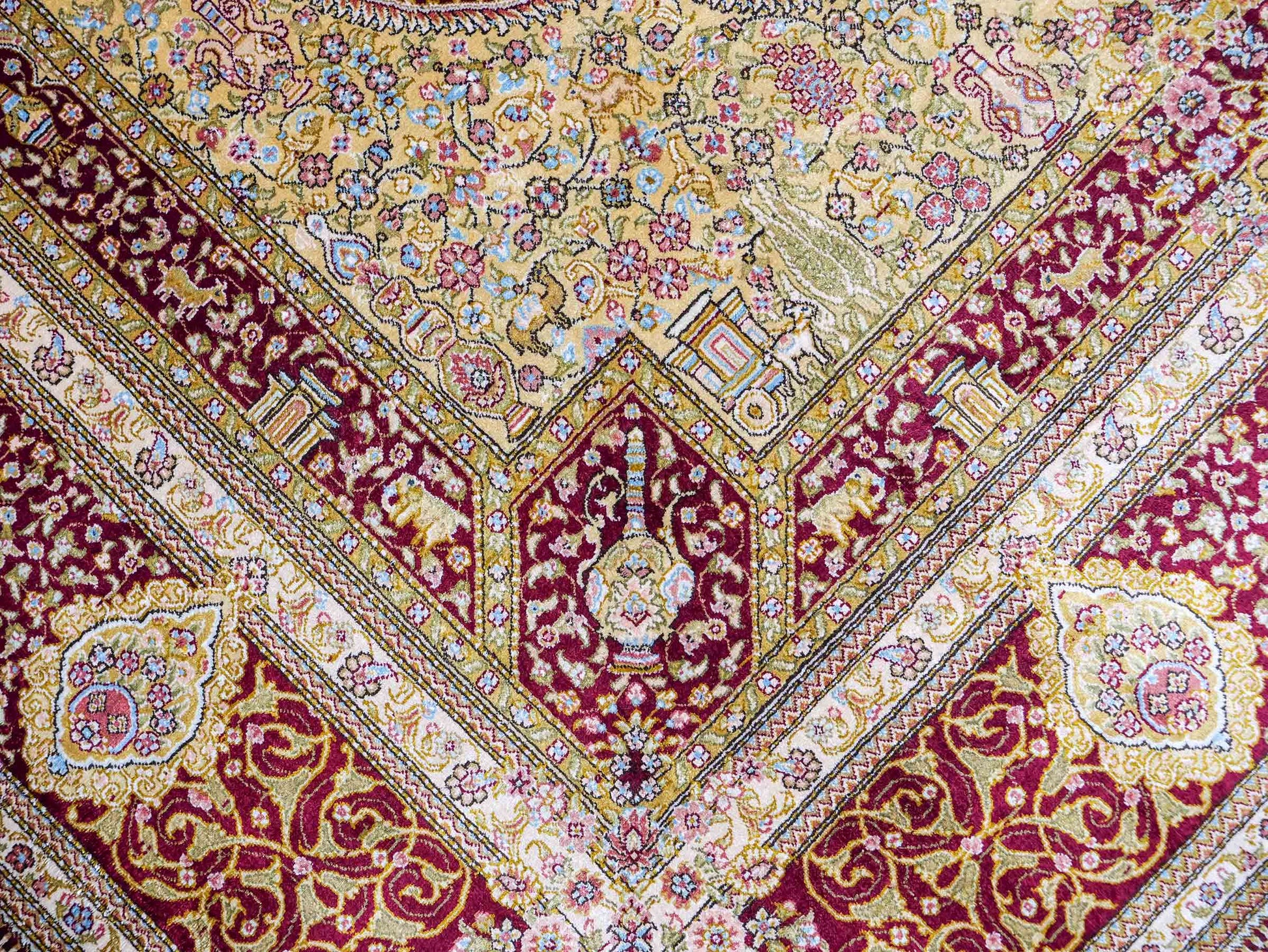 Extrem feiner, handgeknüpfter Khademi Orientteppich mit Ghom Design aus reiner Seide, rot, gold, creme. 185x125 cm. Vertrieb durch Jupiter Intl.