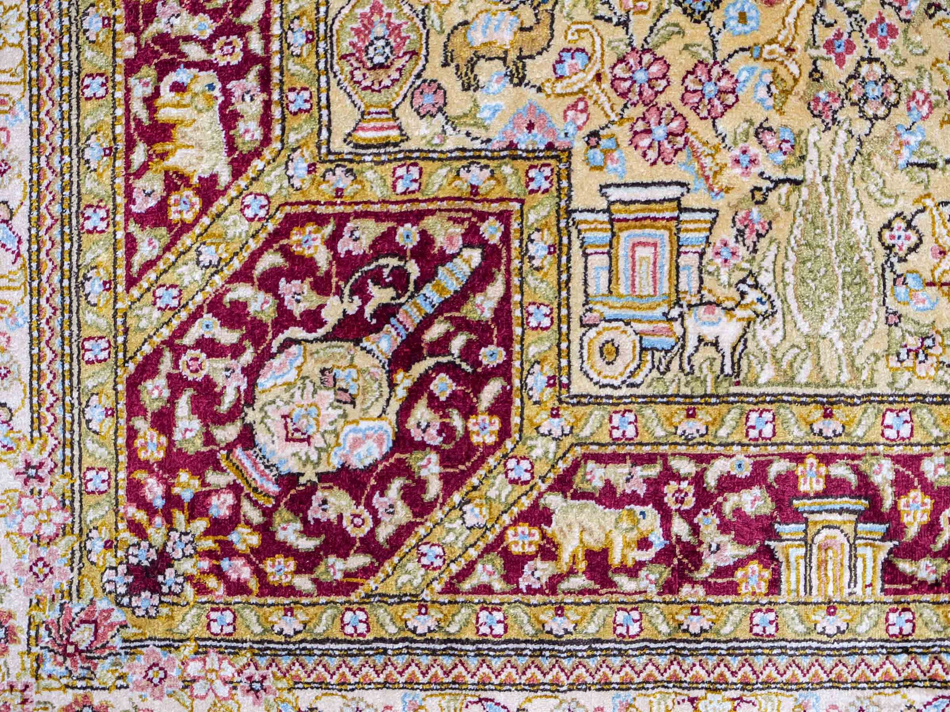 Extrem feiner, handgeknüpfter Khademi Orientteppich mit Ghom Design aus reiner Seide, rot, gold, creme. 185x125 cm. Vertrieb durch Jupiter Intl.