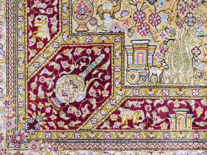 Extrem feiner, handgeknüpfter Khademi Orientteppich mit Ghom Design aus reiner Seide, rot, gold, creme. 185x125 cm. Vertrieb durch Jupiter Intl.