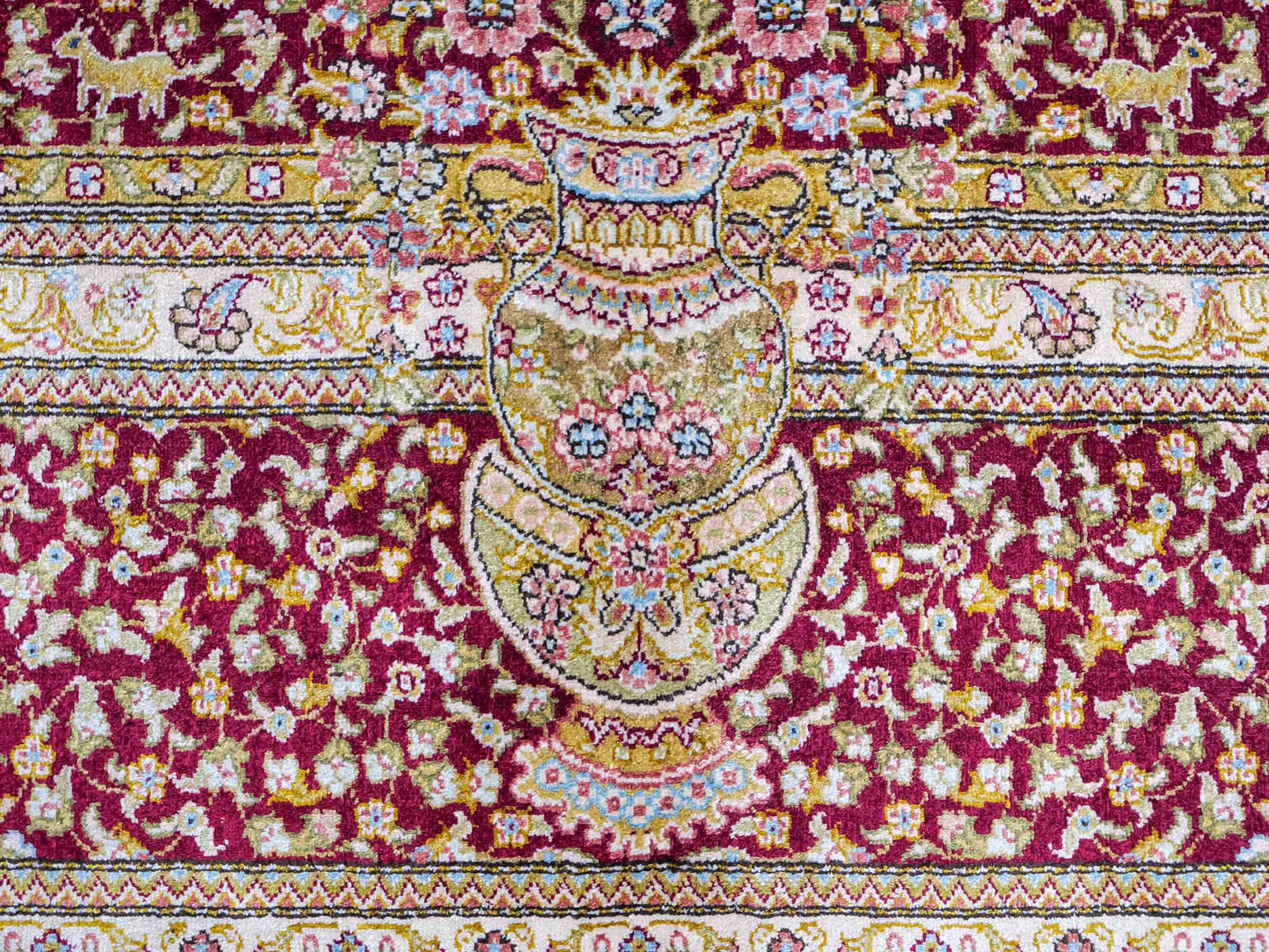 Extrem feiner, handgeknüpfter Khademi Orientteppich mit Ghom Design aus reiner Seide, rot, gold, creme. 185x125 cm. Vertrieb durch Jupiter Intl.