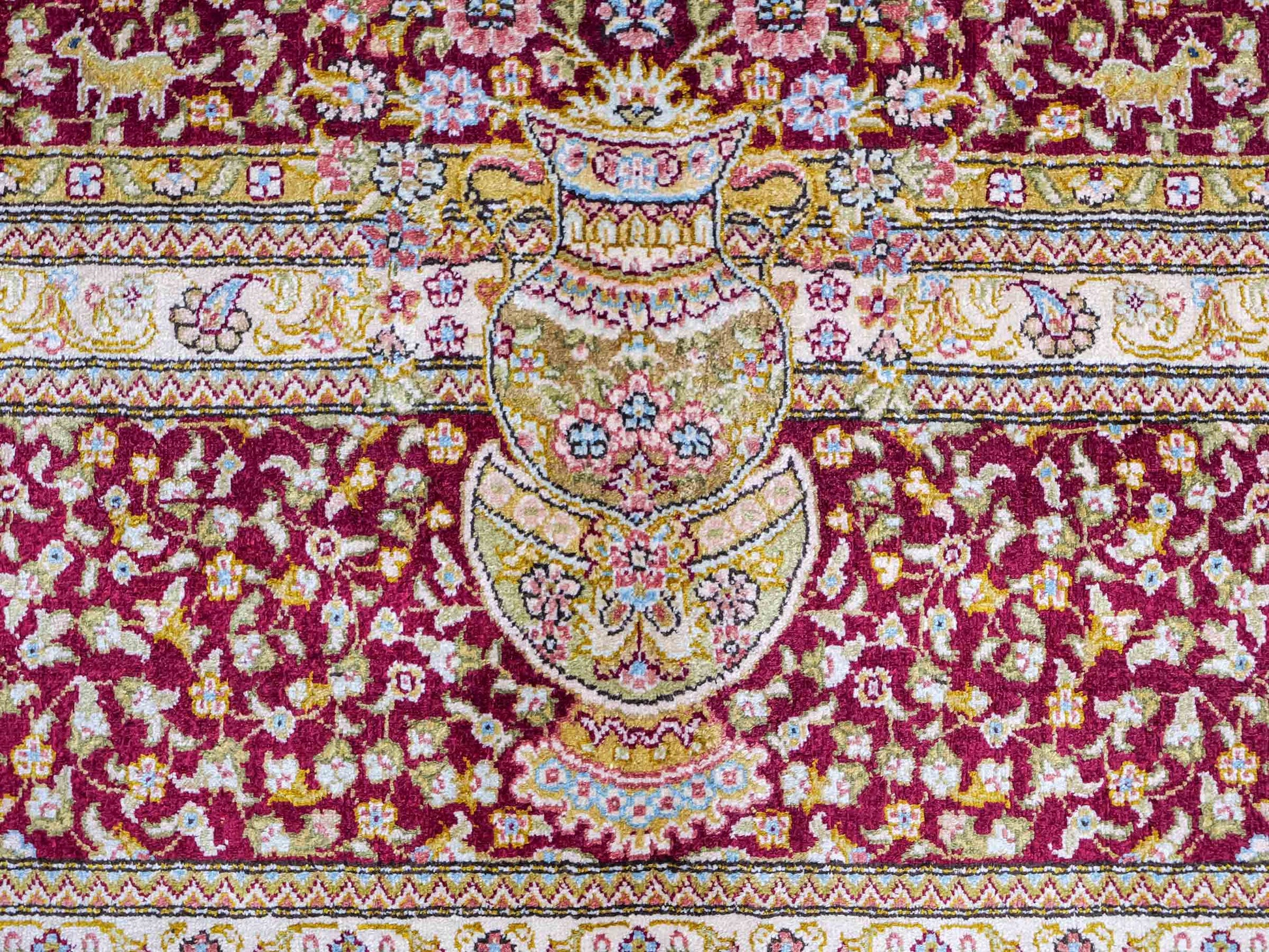 Extrem feiner, handgeknüpfter Khademi Orientteppich mit Ghom Design aus reiner Seide, rot, gold, creme. 185x125 cm. Vertrieb durch Jupiter Intl.