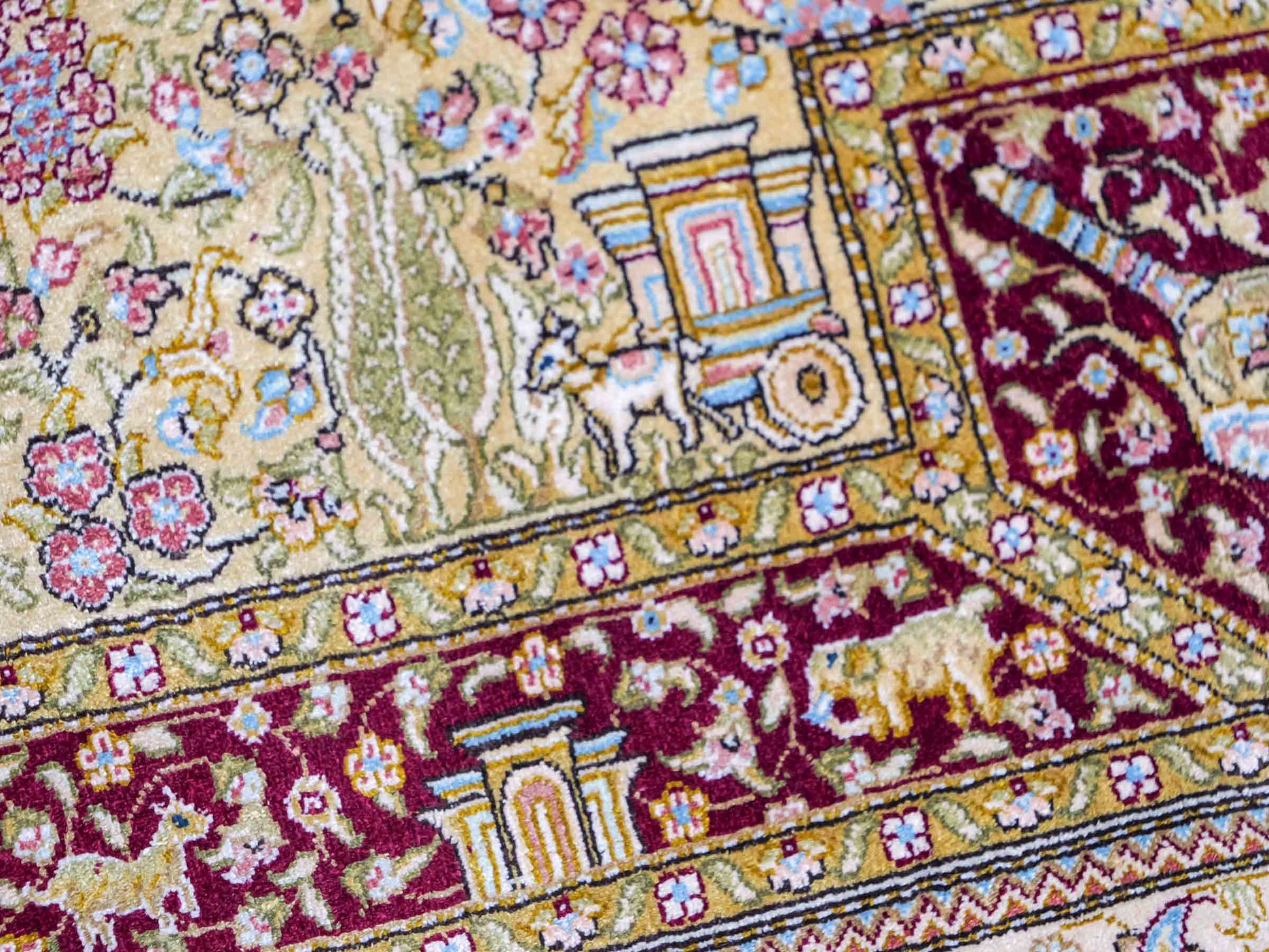 Extrem feiner, handgeknüpfter Khademi Orientteppich mit Ghom Design aus reiner Seide, rot, gold, creme. 185x125 cm. Vertrieb durch Jupiter Intl.
