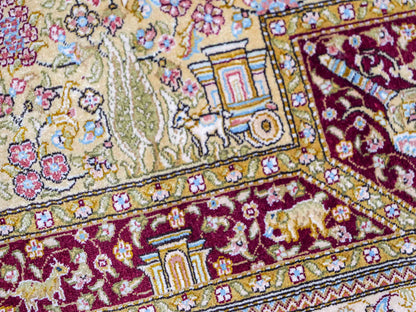 Extrem feiner, handgeknüpfter Khademi Orientteppich mit Ghom Design aus reiner Seide, rot, gold, creme. 185x125 cm. Vertrieb durch Jupiter Intl.