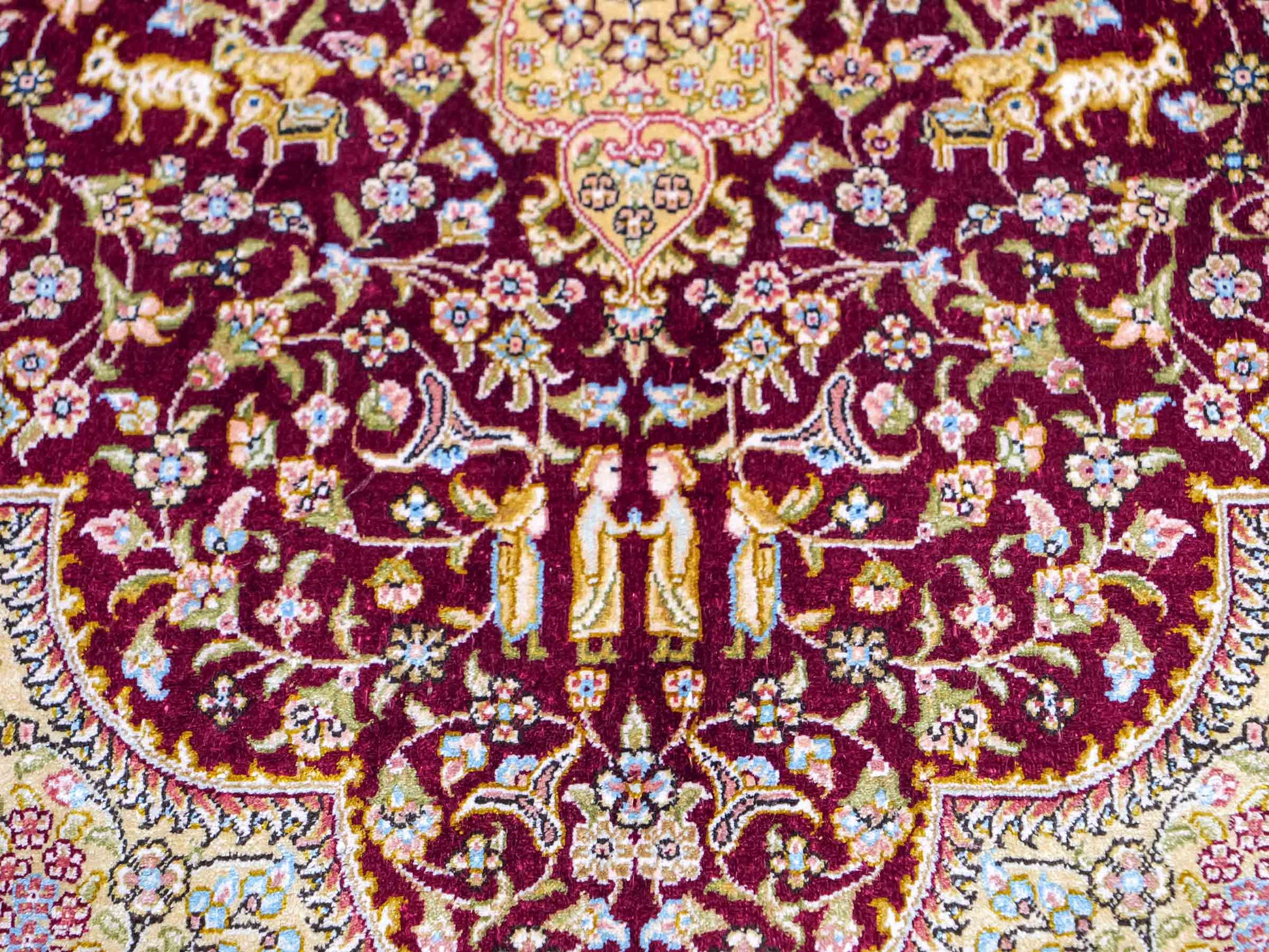 Extrem feiner, handgeknüpfter Khademi Orientteppich mit Ghom Design aus reiner Seide, rot, gold, creme. 185x125 cm. Vertrieb durch Jupiter Intl.