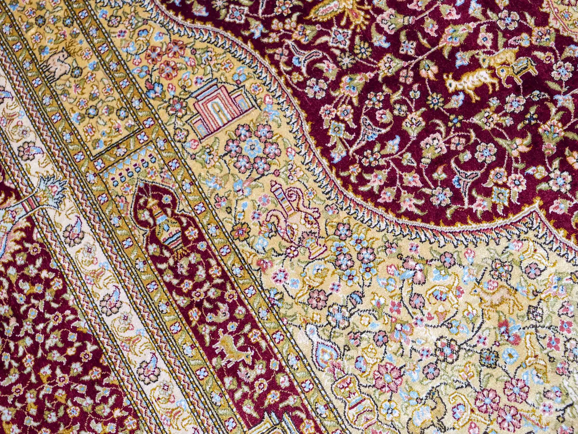 Extrem feiner, handgeknüpfter Khademi Orientteppich mit Ghom Design aus reiner Seide, rot, gold, creme. 185x125 cm. Vertrieb durch Jupiter Intl.