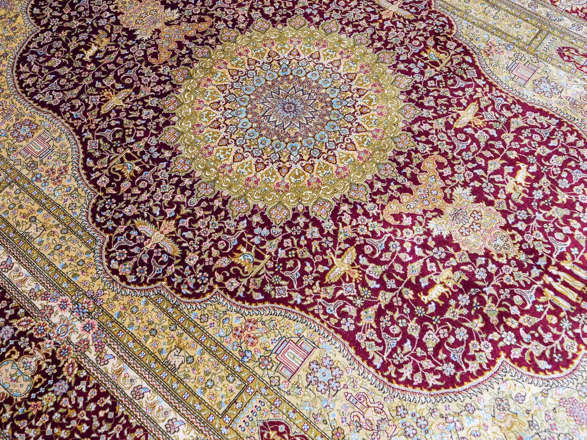 Extrem feiner, handgeknüpfter Khademi Orientteppich mit Ghom Design aus reiner Seide, rot, gold, creme. 185x125 cm. Vertrieb durch Jupiter Intl.