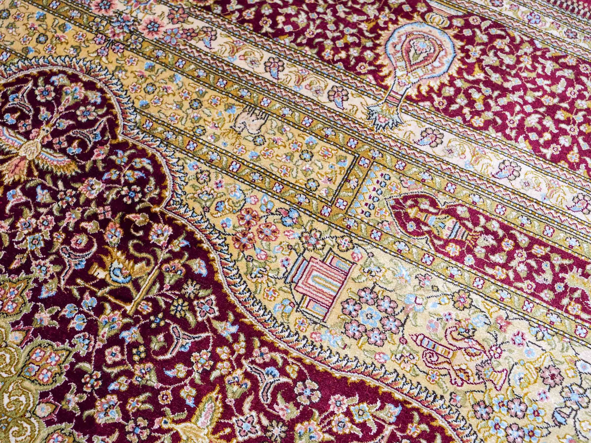 Extrem feiner, handgeknüpfter Khademi Orientteppich mit Ghom Design aus reiner Seide, rot, gold, creme. 185x125 cm. Vertrieb durch Jupiter Intl.