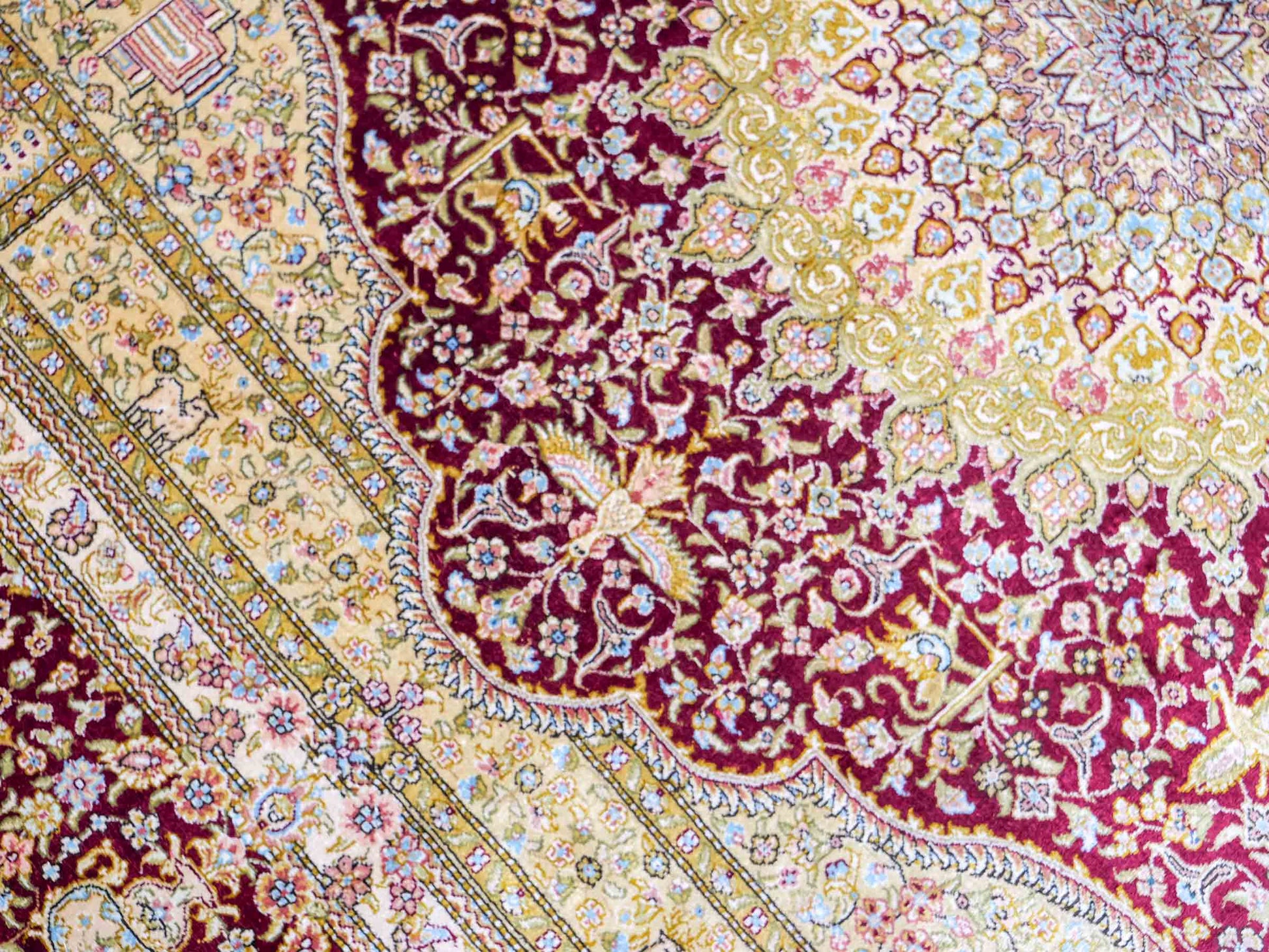 Extrem feiner, handgeknüpfter Khademi Orientteppich mit Ghom Design aus reiner Seide, rot, gold, creme. 185x125 cm. Vertrieb durch Jupiter Intl.