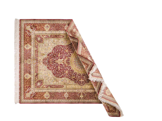 Extrem feiner, handgeknüpfter Khademi Orientteppich mit Ghom Design aus reiner Seide, rot, gold, creme. 185x125 cm. Vertrieb durch Jupiter Intl.