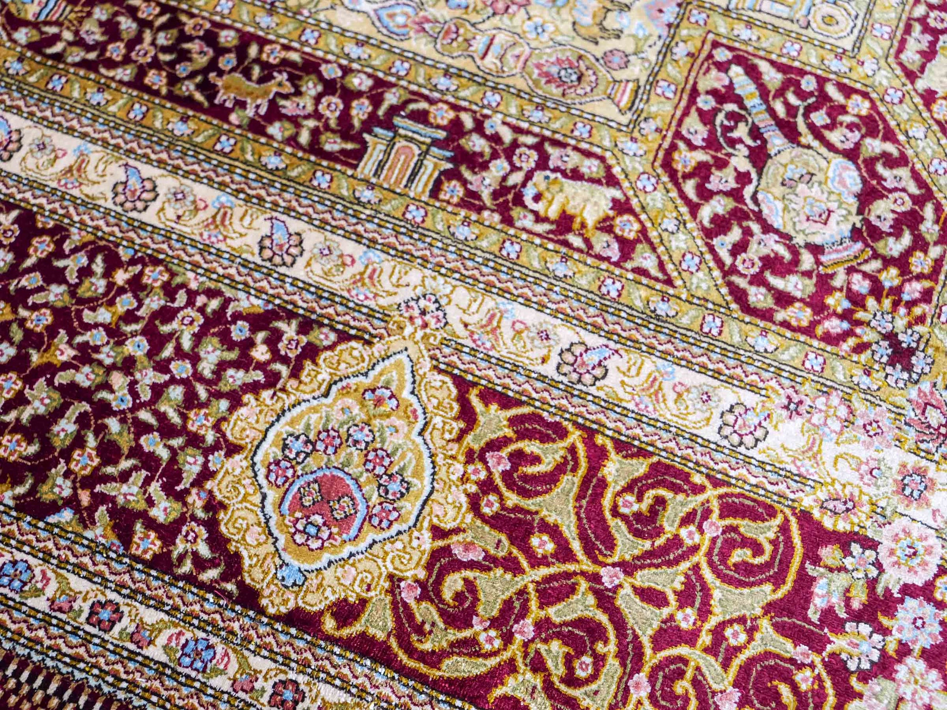 Extrem feiner, handgeknüpfter Khademi Orientteppich mit Ghom Design aus reiner Seide, rot, gold, creme. 185x125 cm. Vertrieb durch Jupiter Intl.