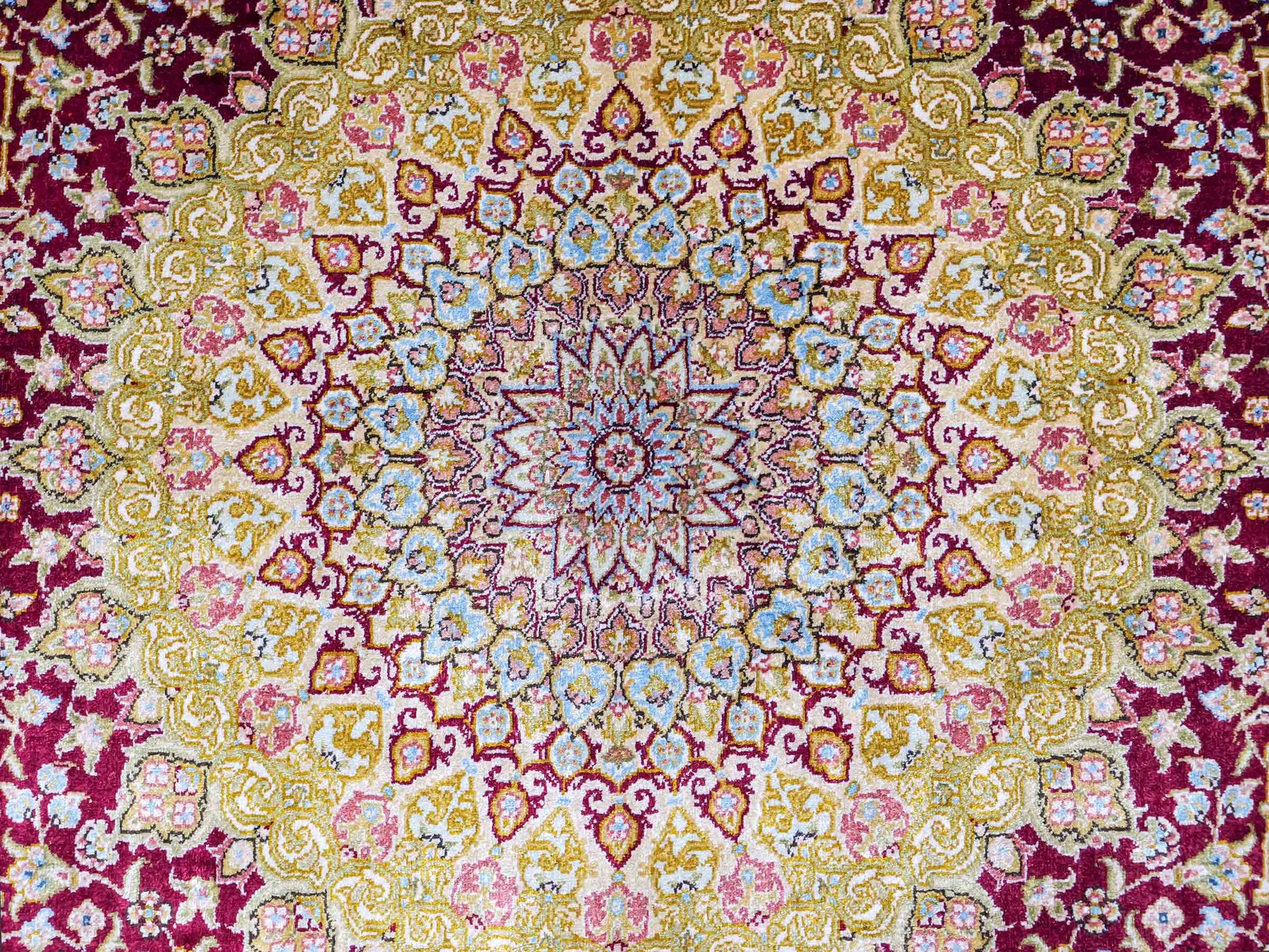 Extrem feiner, handgeknüpfter Khademi Orientteppich mit Ghom Design aus reiner Seide, rot, gold, creme. 185x125 cm. Vertrieb durch Jupiter Intl.