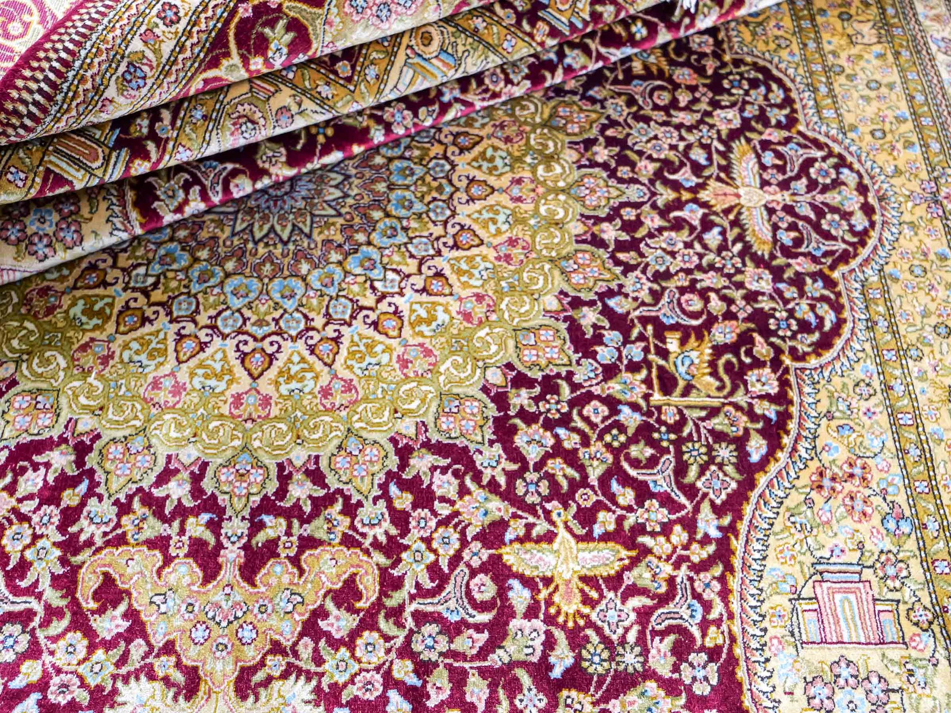 Extrem feiner, handgeknüpfter Khademi Orientteppich mit Ghom Design aus reiner Seide, rot, gold, creme. 185x125 cm. Vertrieb durch Jupiter Intl.