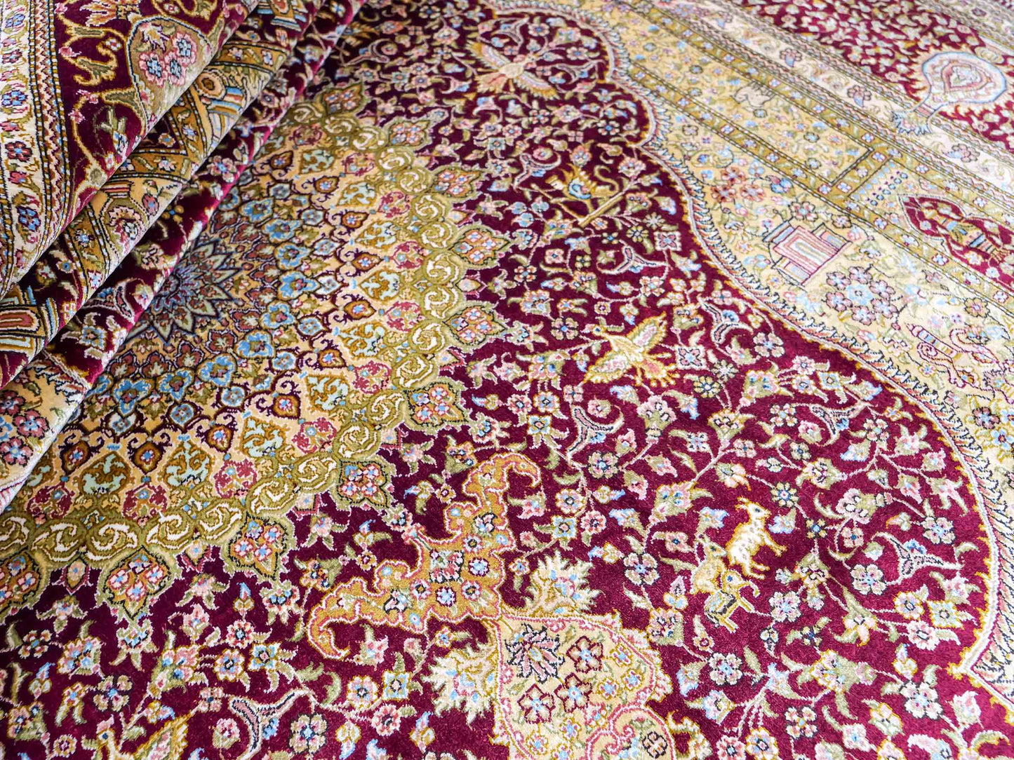 Extrem feiner, handgeknüpfter Khademi Orientteppich mit Ghom Design aus reiner Seide, rot, gold, creme. 185x125 cm. Vertrieb durch Jupiter Intl.