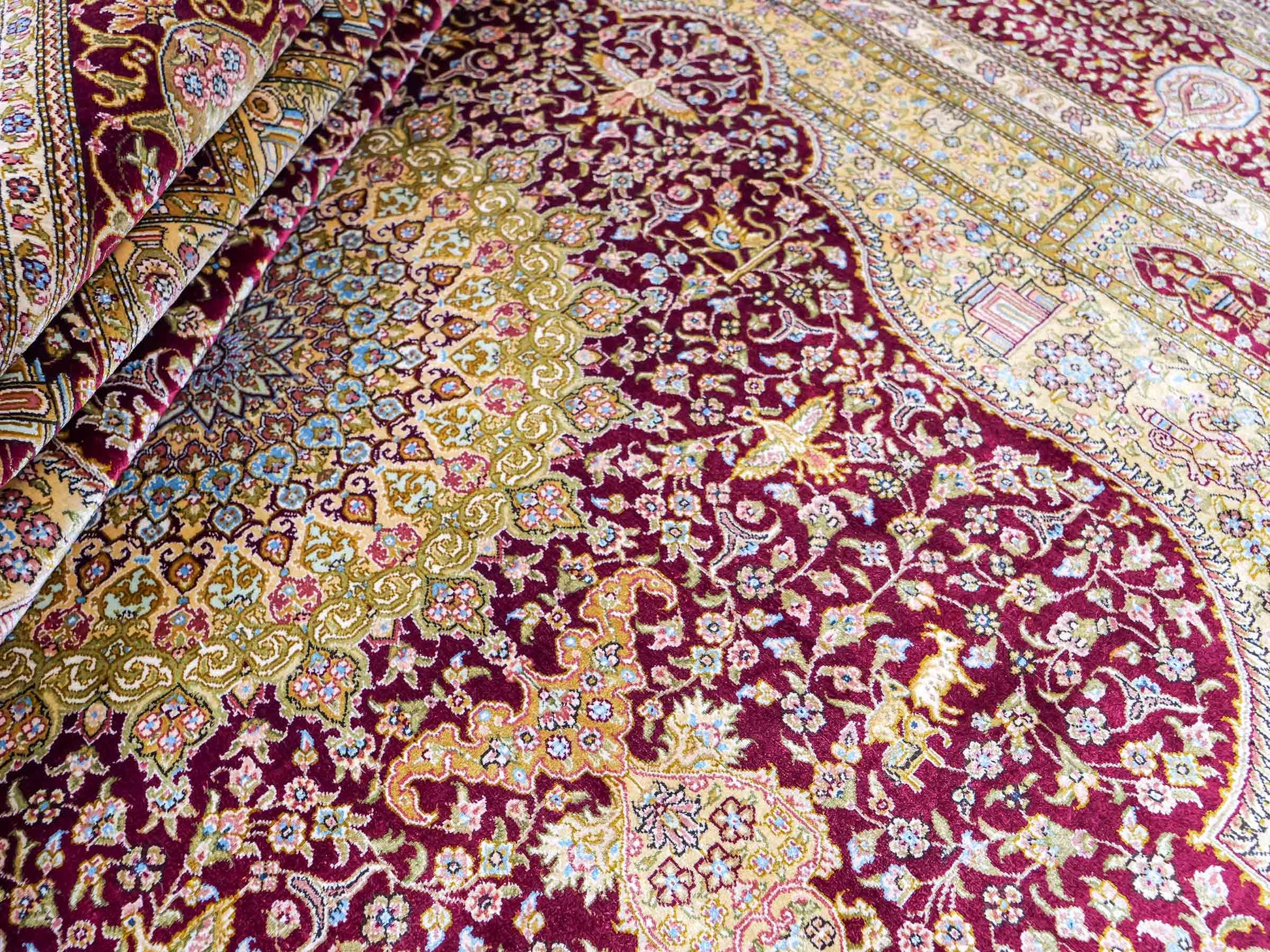 Extrem feiner, handgeknüpfter Khademi Orientteppich mit Ghom Design aus reiner Seide, rot, gold, creme. 185x125 cm. Vertrieb durch Jupiter Intl.