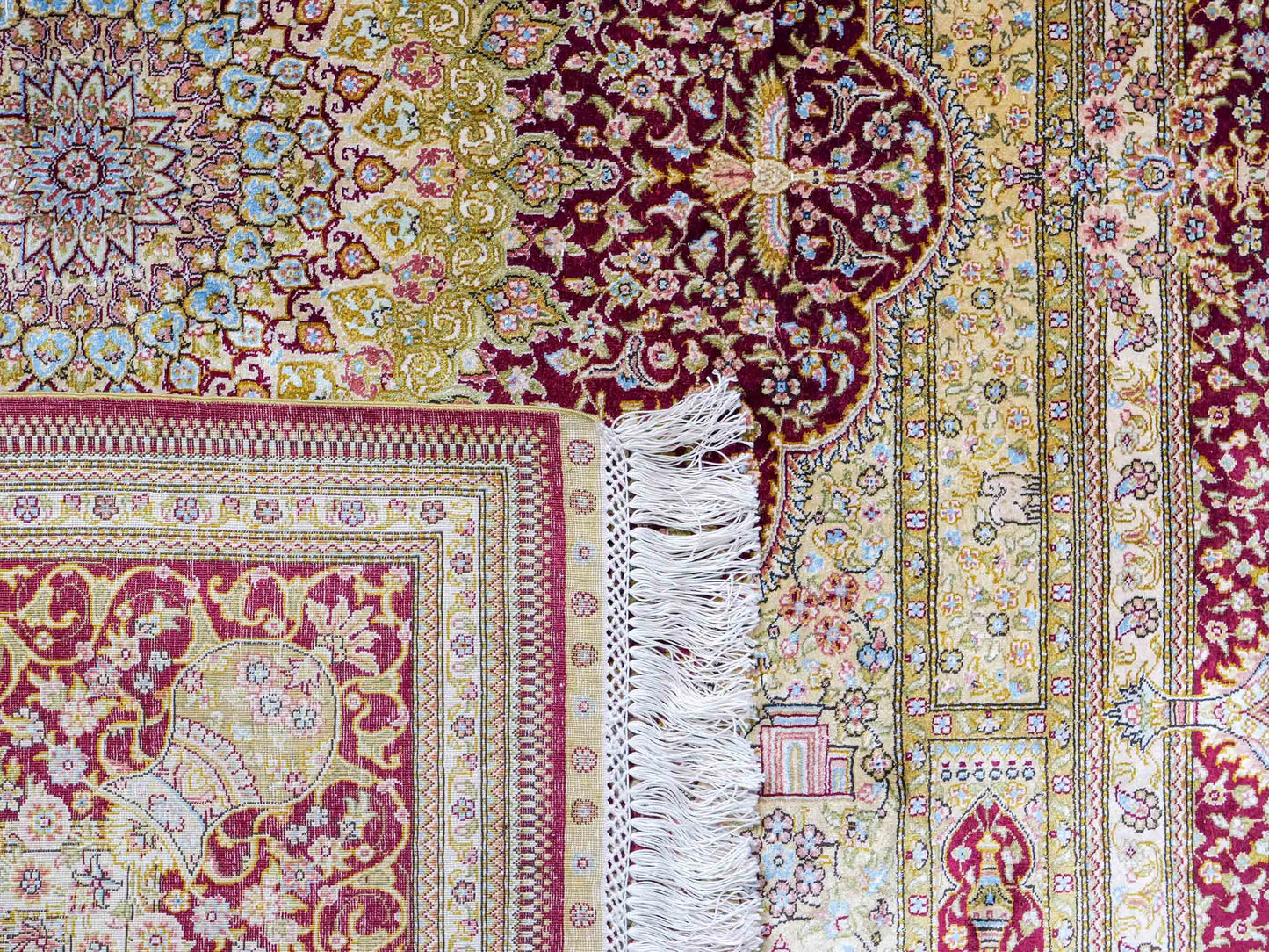 Extrem feiner, handgeknüpfter Khademi Orientteppich mit Ghom Design aus reiner Seide, rot, gold, creme. 185x125 cm. Vertrieb durch Jupiter Intl.