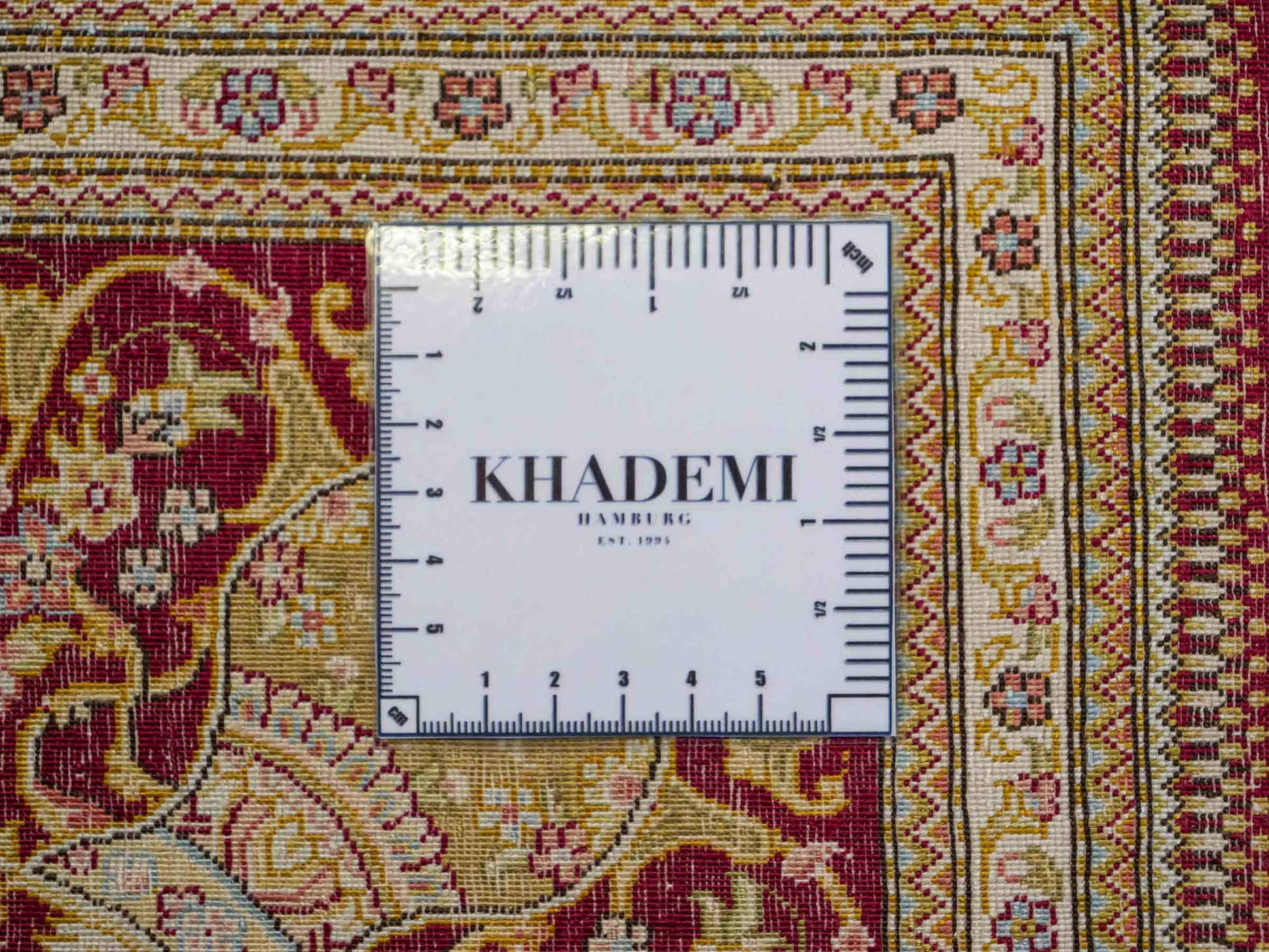 Extrem feiner, handgeknüpfter Khademi Orientteppich mit Ghom Design aus reiner Seide, rot, gold, creme. 185x125 cm. Vertrieb durch Jupiter Intl.