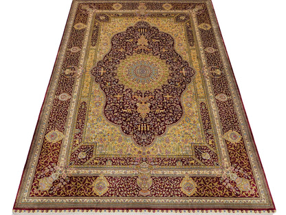 Extrem feiner, handgeknüpfter Khademi Orientteppich mit Ghom Design aus reiner Seide, rot, gold, creme. 185x125 cm. Vertrieb durch Jupiter Intl.