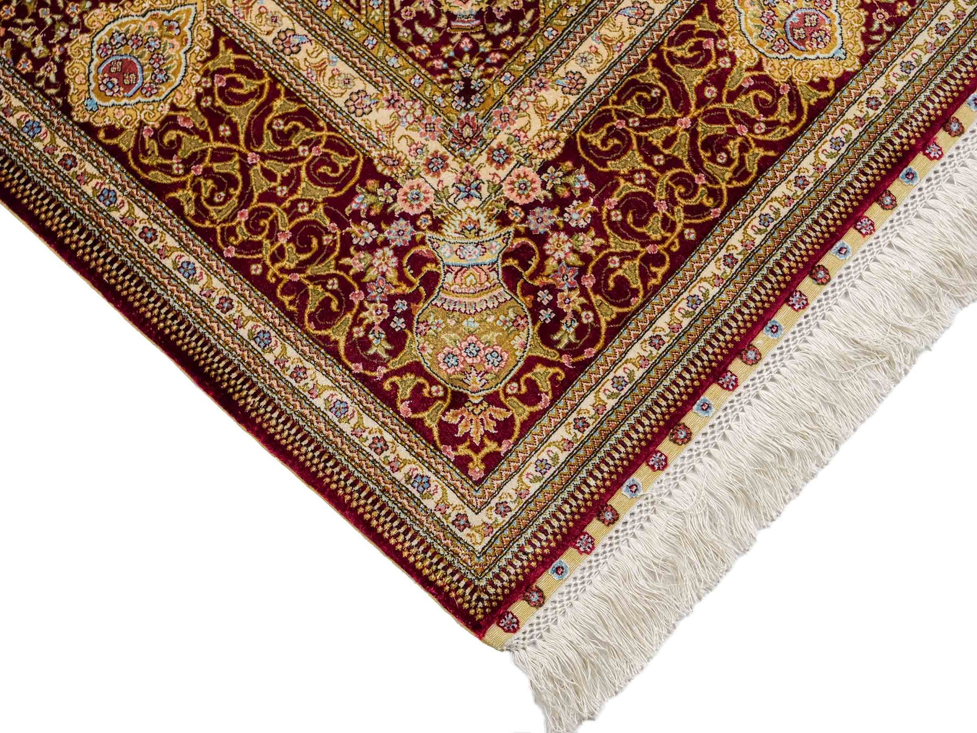 Extrem feiner, handgeknüpfter Khademi Orientteppich mit Ghom Design aus reiner Seide, rot, gold, creme. 185x125 cm. Vertrieb durch Jupiter Intl.