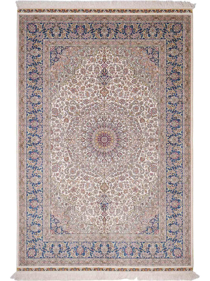Sehr feiner, handgeknüpfter Khademi Orientteppich mit Ghom Design aus reiner Seide, weiß, creme, blau. 185x126 cm. Vertrieb durch Jupiter Intl.