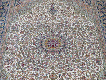 Sehr feiner, handgeknüpfter Khademi Orientteppich mit Ghom Design aus reiner Seide, weiß, creme, blau. 185x126 cm. Vertrieb durch Jupiter Intl.