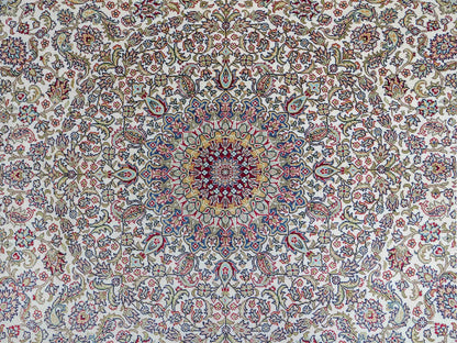 Sehr feiner, handgeknüpfter Khademi Orientteppich mit Ghom Design aus reiner Seide, weiß, creme, blau. 185x126 cm. Vertrieb durch Jupiter Intl.