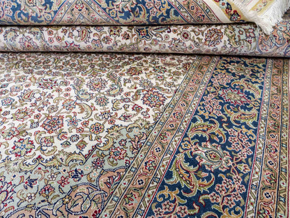 Sehr feiner, handgeknüpfter Khademi Orientteppich mit Ghom Design aus reiner Seide, weiß, creme, blau. 185x126 cm. Vertrieb durch Jupiter Intl.