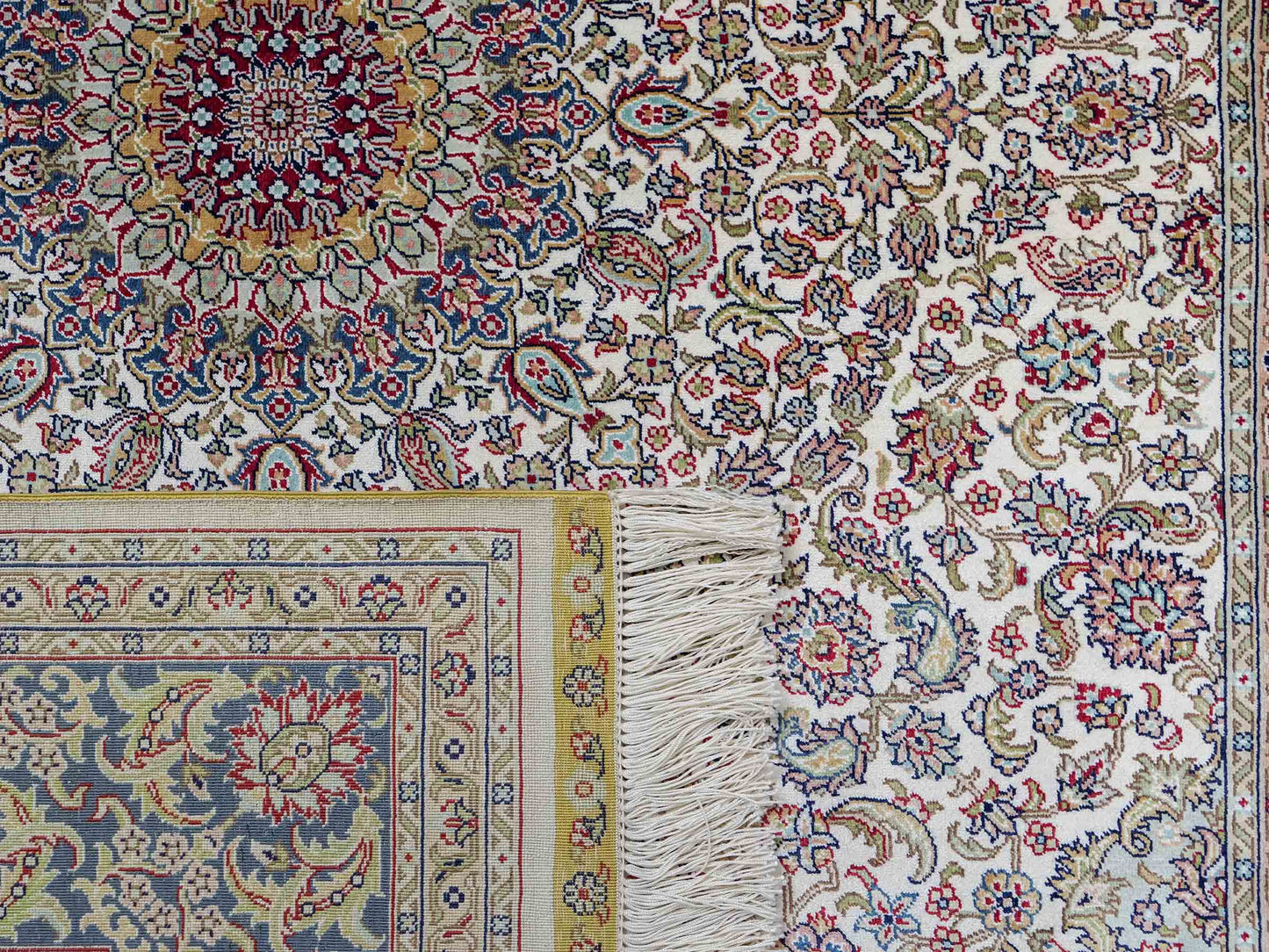 Sehr feiner, handgeknüpfter Khademi Orientteppich mit Ghom Design aus reiner Seide, weiß, creme, blau. 185x126 cm. Vertrieb durch Jupiter Intl.