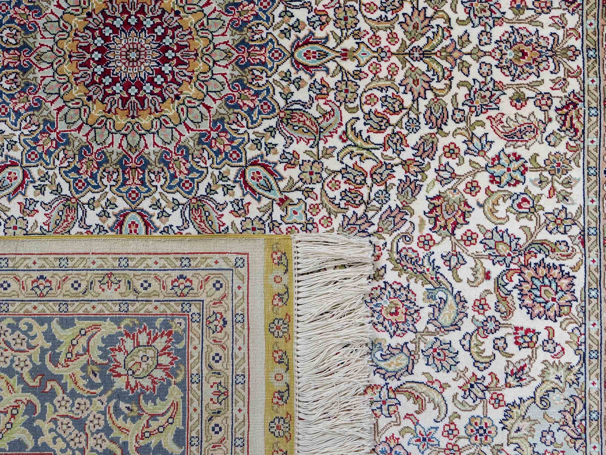 Sehr feiner, handgeknüpfter Khademi Orientteppich mit Ghom Design aus reiner Seide, weiß, creme, blau. 185x126 cm. Vertrieb durch Jupiter Intl.