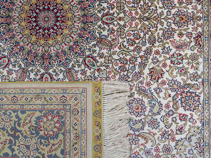 Sehr feiner, handgeknüpfter Khademi Orientteppich mit Ghom Design aus reiner Seide, weiß, creme, blau. 185x126 cm. Vertrieb durch Jupiter Intl.