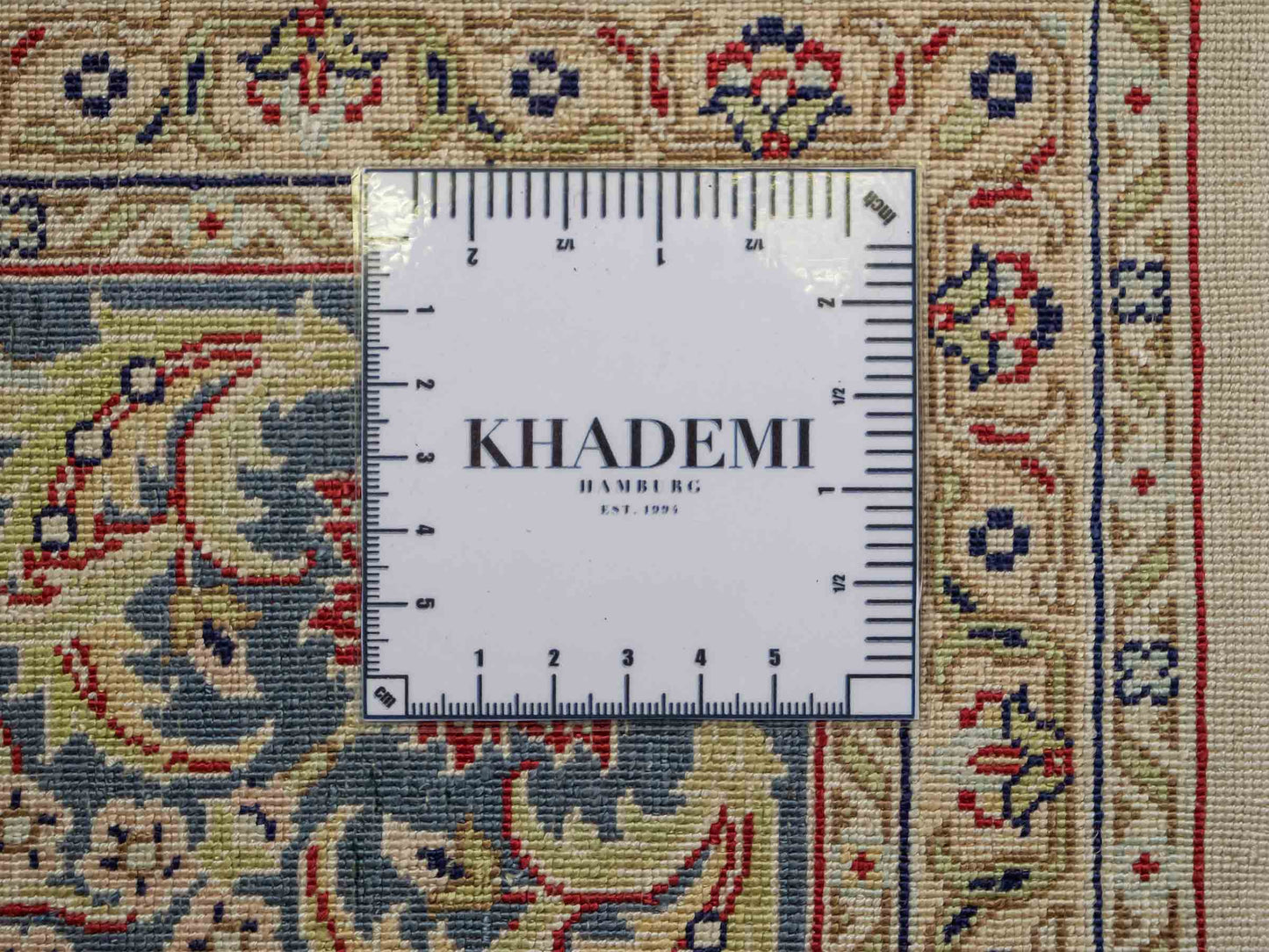 Sehr feiner, handgeknüpfter Khademi Orientteppich mit Ghom Design aus reiner Seide, weiß, creme, blau. 185x126 cm. Vertrieb durch Jupiter Intl.