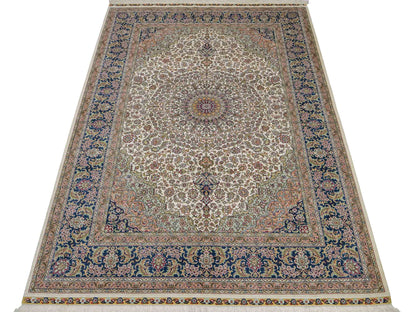 Sehr feiner, handgeknüpfter Khademi Orientteppich mit Ghom Design aus reiner Seide, weiß, creme, blau. 185x126 cm. Vertrieb durch Jupiter Intl.