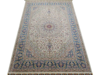 Sehr feiner, handgeknüpfter Khademi Orientteppich mit Ghom Design aus reiner Seide, weiß, creme, blau. 185x126 cm. Vertrieb durch Jupiter Intl.