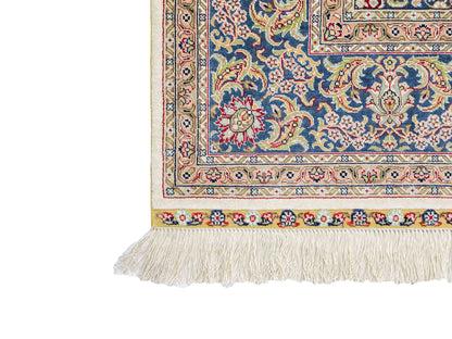 Sehr feiner, handgeknüpfter Khademi Orientteppich mit Ghom Design aus reiner Seide, weiß, creme, blau. 185x126 cm. Vertrieb durch Jupiter Intl.