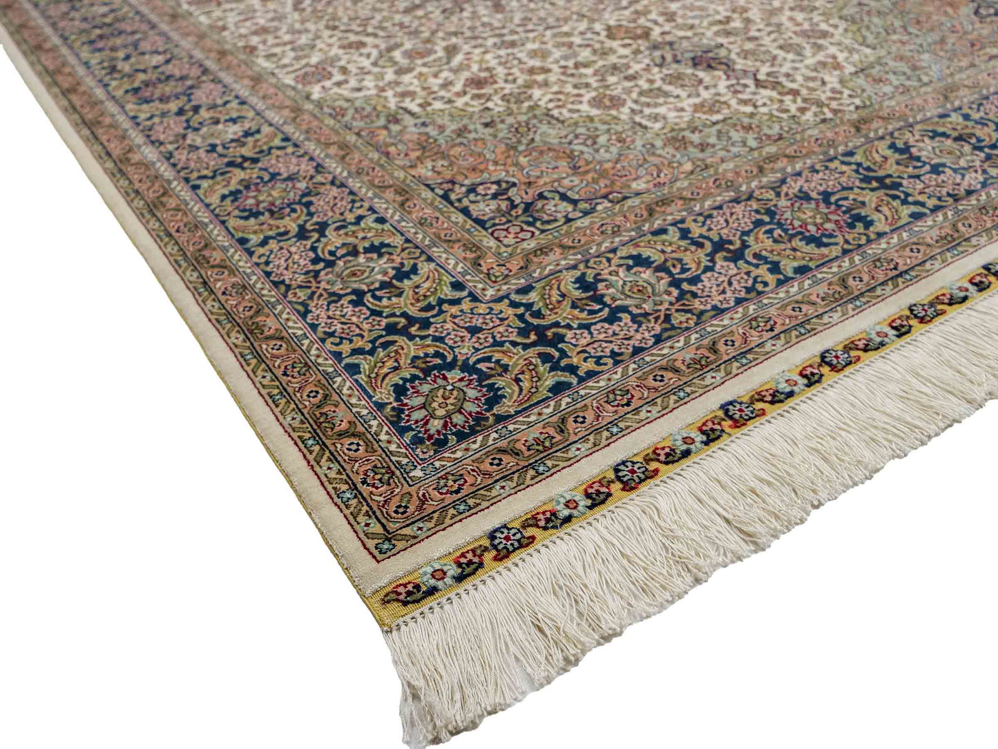 Sehr feiner, handgeknüpfter Khademi Orientteppich mit Ghom Design aus reiner Seide, weiß, creme, blau. 185x126 cm. Vertrieb durch Jupiter Intl.