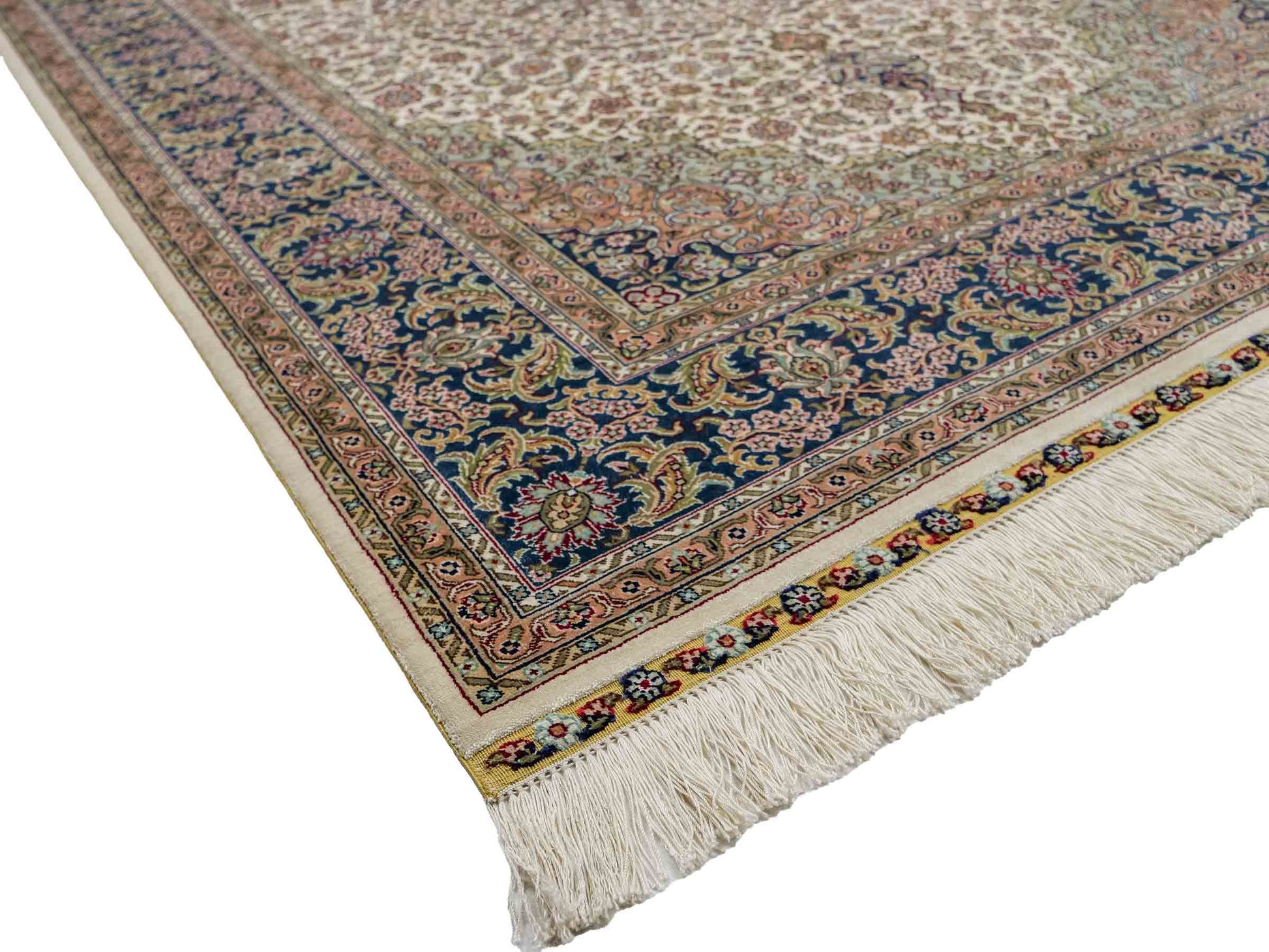 Sehr feiner, handgeknüpfter Khademi Orientteppich mit Ghom Design aus reiner Seide, weiß, creme, blau. 185x126 cm. Vertrieb durch Jupiter Intl.