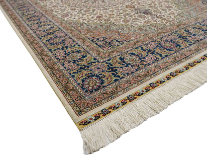 Sehr feiner, handgeknüpfter Khademi Orientteppich mit Ghom Design aus reiner Seide, weiß, creme, blau. 185x126 cm. Vertrieb durch Jupiter Intl.
