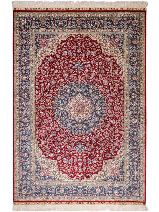 Sehr feiner, handgeknüpfter Khademi Orientteppich mit Ghom Design aus reiner Seide, rot, blau, creme. 187x126 cm. Vertrieb durch Jupiter Intl.