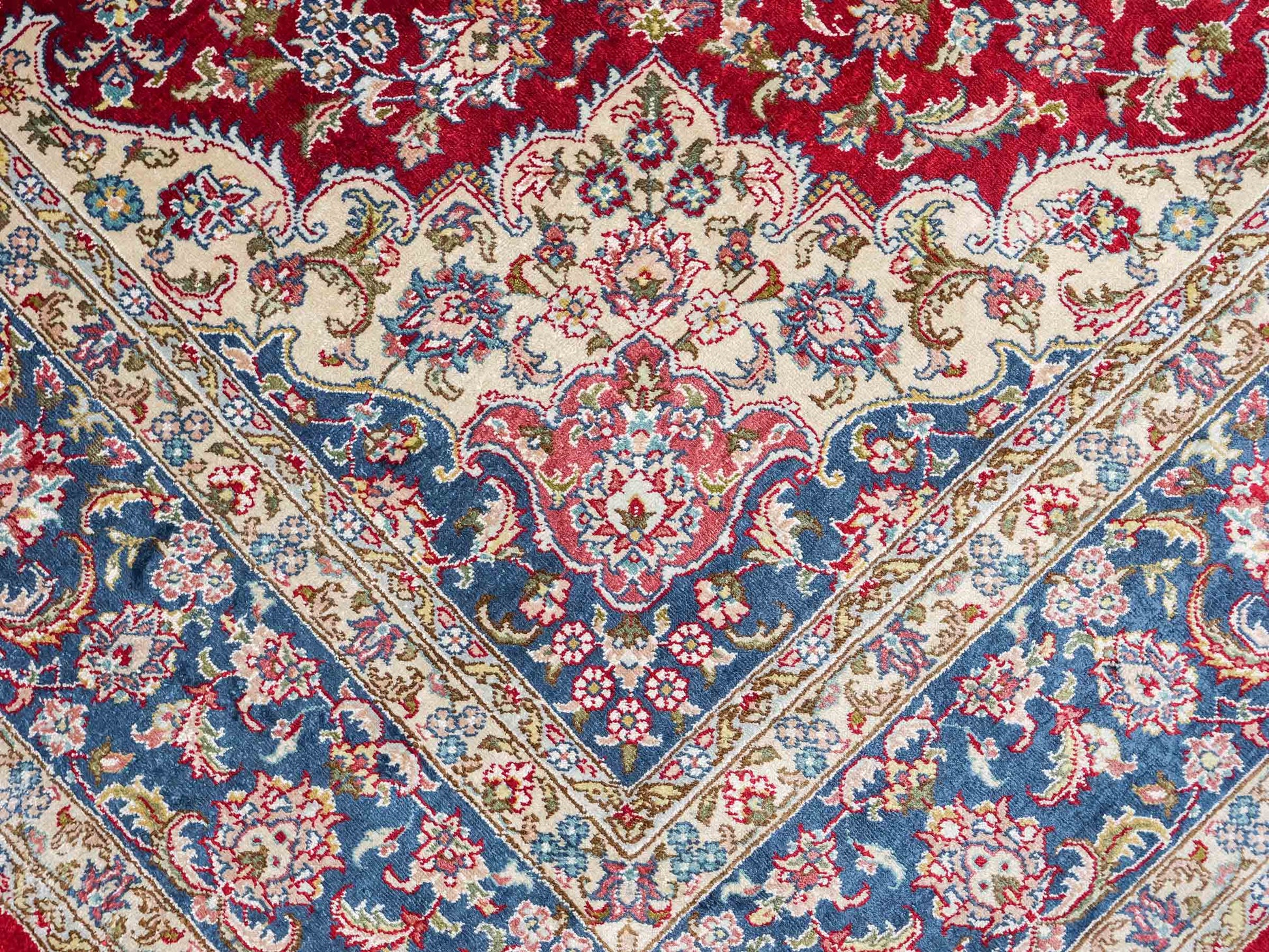 Sehr feiner, handgeknüpfter Khademi Orientteppich mit Ghom Design aus reiner Seide, rot, blau, creme. 187x126 cm. Vertrieb durch Jupiter Intl.