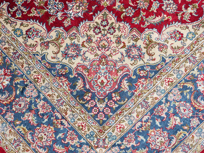 Sehr feiner, handgeknüpfter Khademi Orientteppich mit Ghom Design aus reiner Seide, rot, blau, creme. 187x126 cm. Vertrieb durch Jupiter Intl.