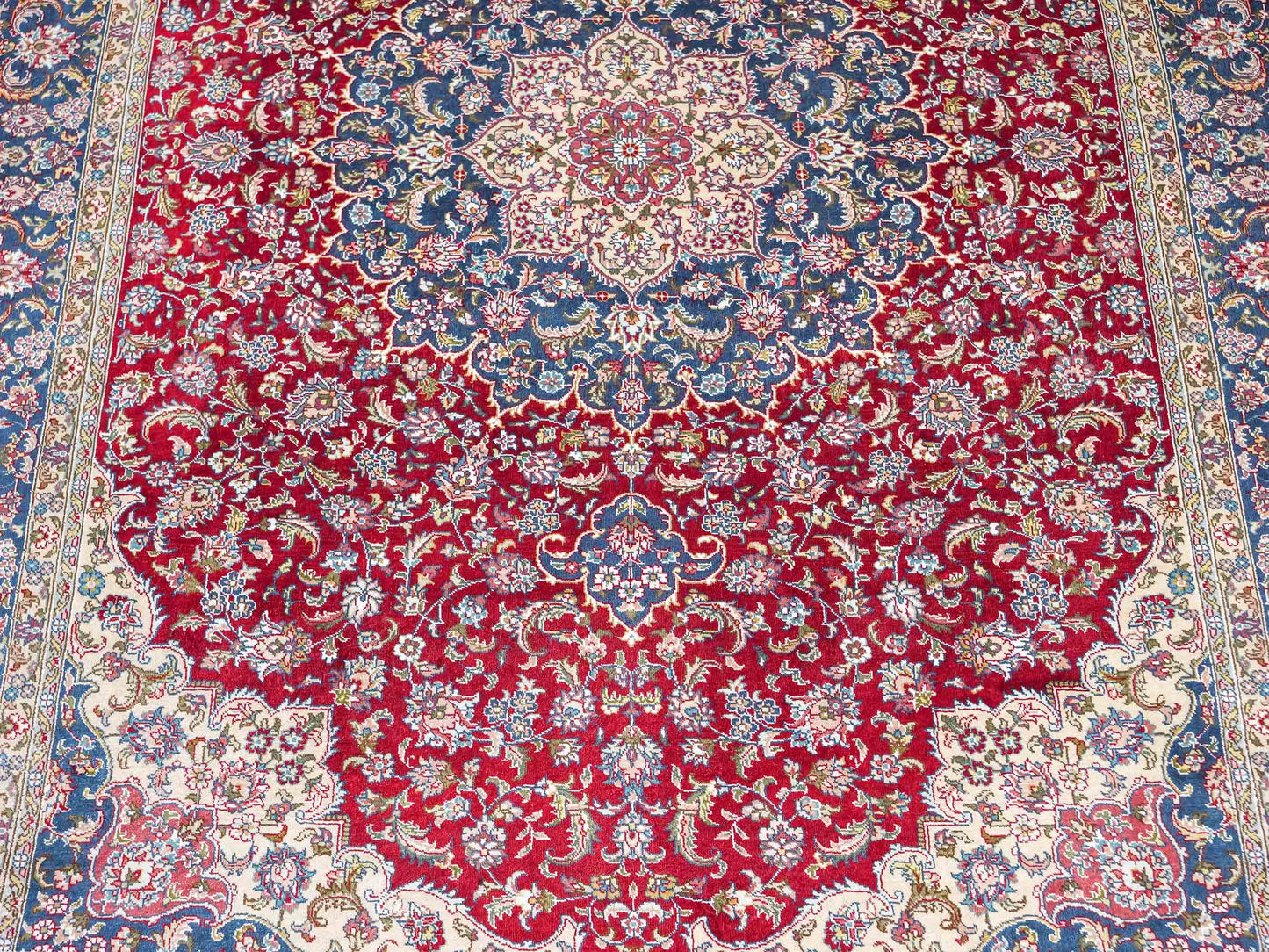 Sehr feiner, handgeknüpfter Khademi Orientteppich mit Ghom Design aus reiner Seide, rot, blau, creme. 187x126 cm. Vertrieb durch Jupiter Intl.