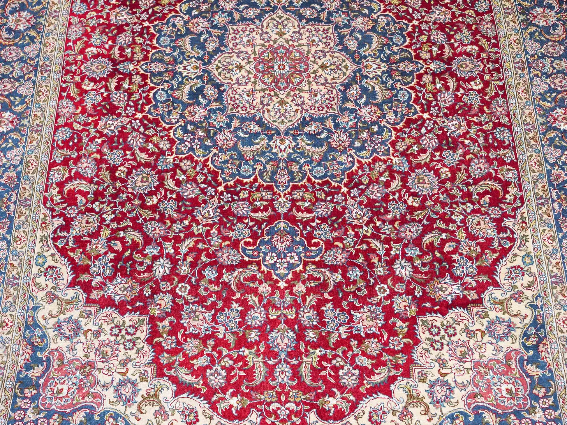 Sehr feiner, handgeknüpfter Khademi Orientteppich mit Ghom Design aus reiner Seide, rot, blau, creme. 187x126 cm. Vertrieb durch Jupiter Intl.