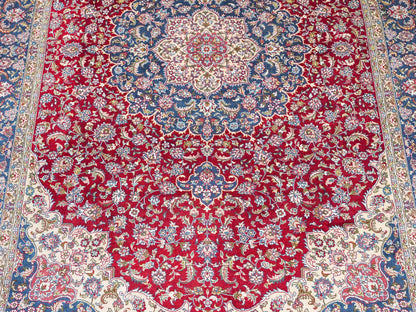 Sehr feiner, handgeknüpfter Khademi Orientteppich mit Ghom Design aus reiner Seide, rot, blau, creme. 187x126 cm. Vertrieb durch Jupiter Intl.