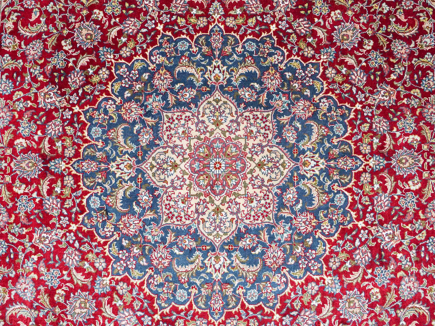 Sehr feiner, handgeknüpfter Khademi Orientteppich mit Ghom Design aus reiner Seide, rot, blau, creme. 187x126 cm. Vertrieb durch Jupiter Intl.