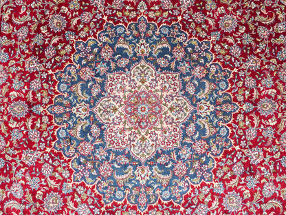 Sehr feiner, handgeknüpfter Khademi Orientteppich mit Ghom Design aus reiner Seide, rot, blau, creme. 187x126 cm. Vertrieb durch Jupiter Intl.
